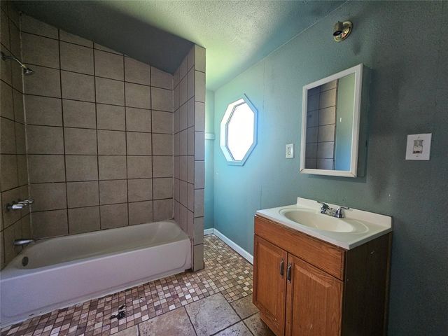 260 Plum ST, Bastrop, TX 78602