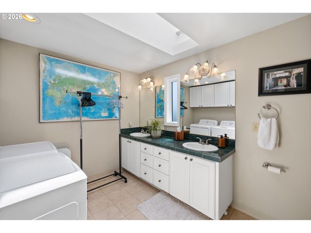 21548 Ne LACHENVIEW Ln, Fairview, OR 97024