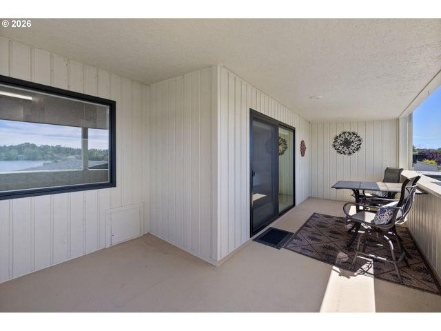 21548 Ne LACHENVIEW Ln, Fairview, OR 97024
