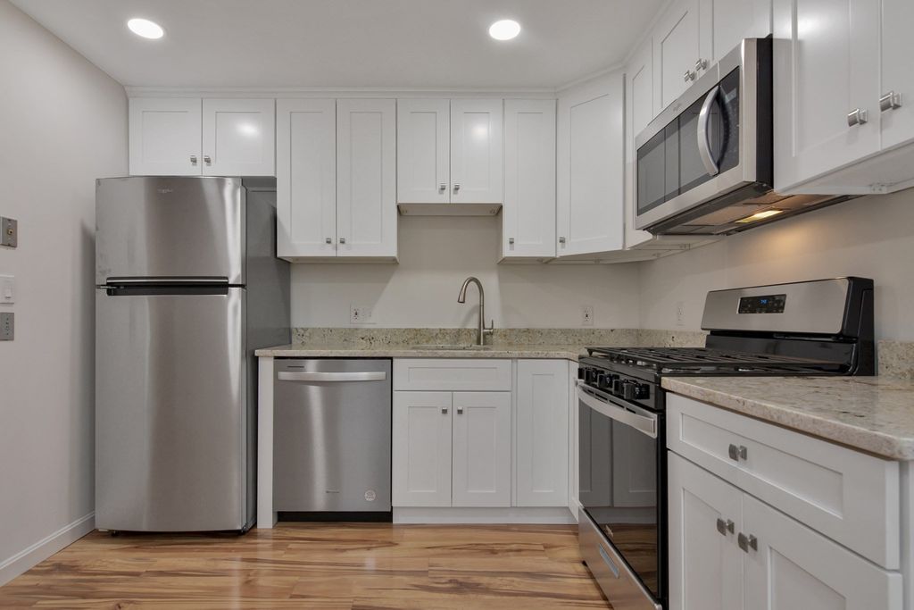 28 Fernview Avenue 9, North Andover, MA 01845