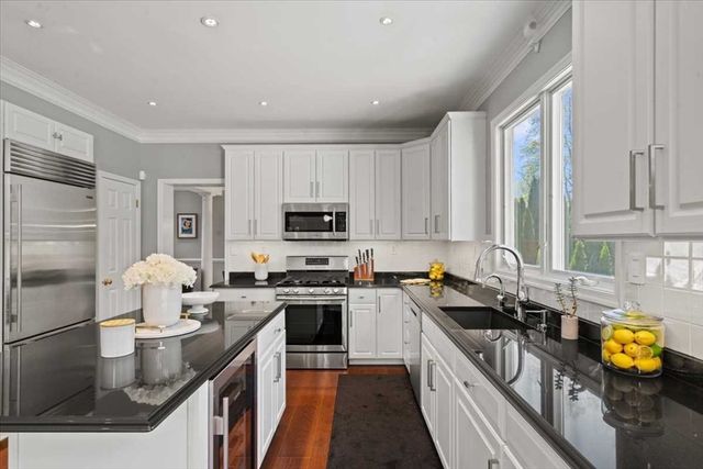 7 Dickinson Circle, Shrewsbury, MA 01545