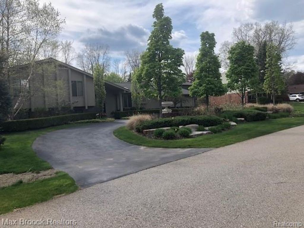 2880 Birchena, West Bloomfield, MI 48324
