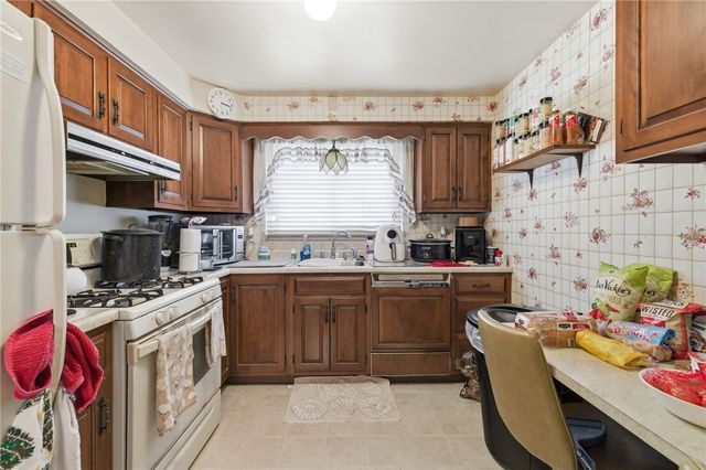 156-158 Sceneridge Avenue, Brentwood, PA 15227