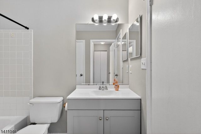 5 Steeplechase Ct, Franklin Twp., NJ 08873