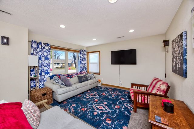 223 SE East Lawn Drive, Ankeny, IA 50021