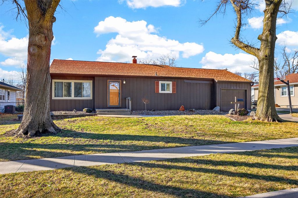 223 SE East Lawn Drive, Ankeny, IA 50021