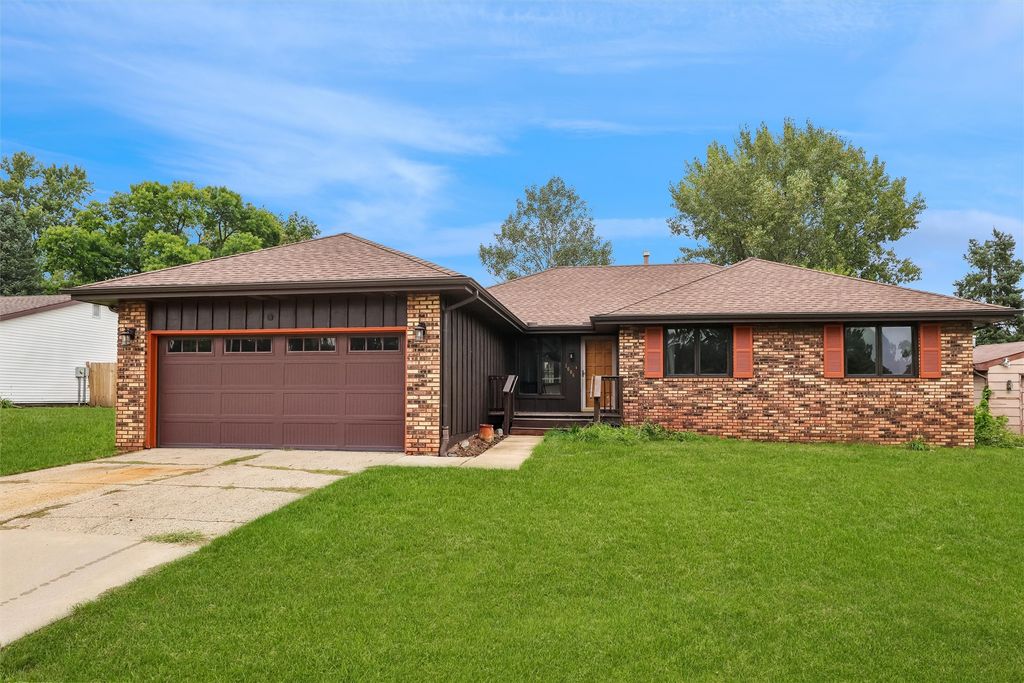1006 SE Uehlamar Drive, Ankeny, IA 50021