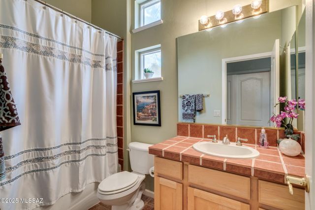 1894 E Longspur Place, Green Valley, AZ 85614