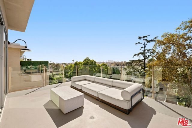728 N Sweetzer Avenue 402, West Hollywood, CA 90069