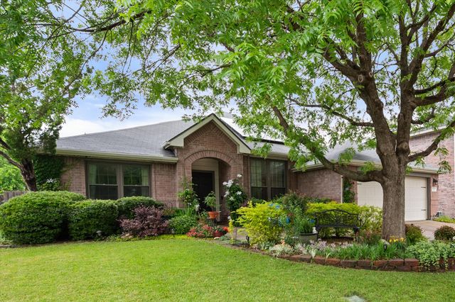 904 Lindstrom Drive, Fort Worth, TX 76131