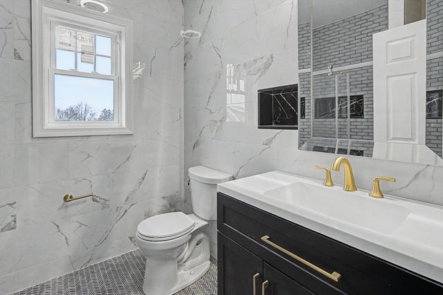 310 King St, Fall River, MA 02724