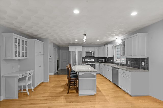 10 Lantern Brook Drive, Lincoln, RI 02865