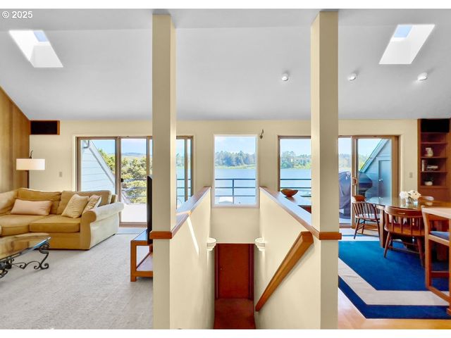 2036 Ne LAGOON Ln, Lincoln City, OR 97367