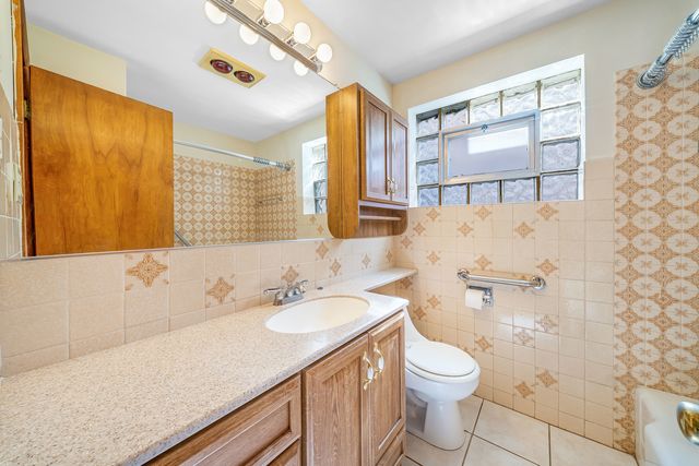 5143 S Rutherford Avenue, Chicago, IL 60638