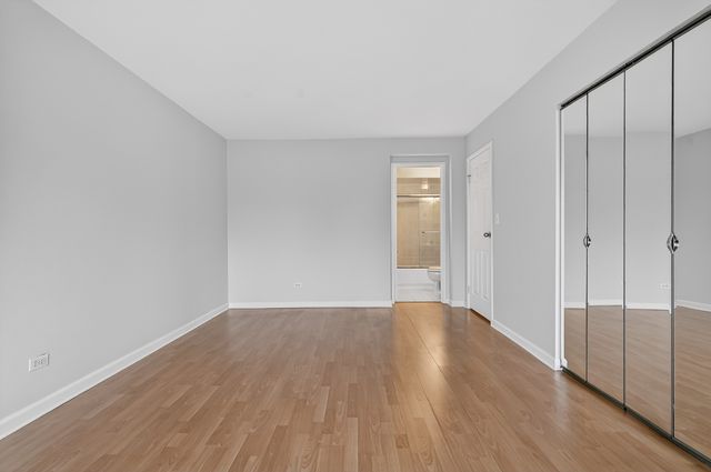 6670 S BRAINARD Avenue 209, Countryside, IL 60525