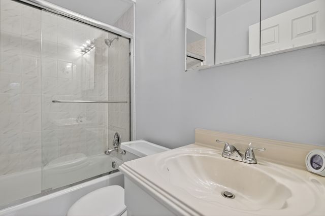 6670 S BRAINARD Avenue 209, Countryside, IL 60525