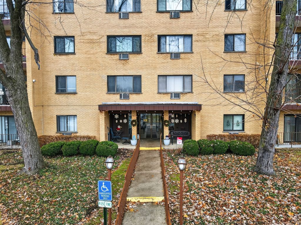 6670 S BRAINARD Avenue 209, Countryside, IL 60525