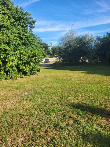 2027 Maravilla CIR, Fort Myers, FL 33901