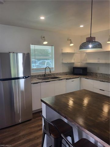 2027 Maravilla CIR, Fort Myers, FL 33901