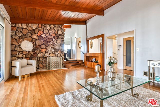 5720 S Chariton Avenue, Los Angeles, CA 90056