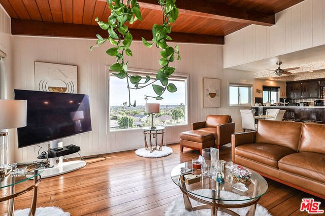 5720 S Chariton Avenue, Los Angeles, CA 90056