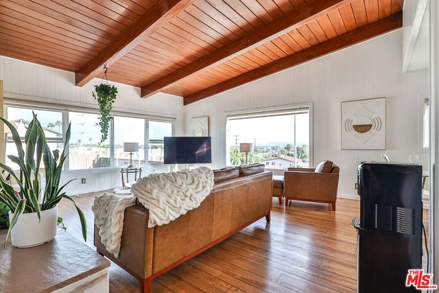 5720 S Chariton Avenue, Los Angeles, CA 90056