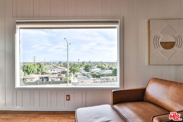 5720 S Chariton Avenue, Los Angeles, CA 90056