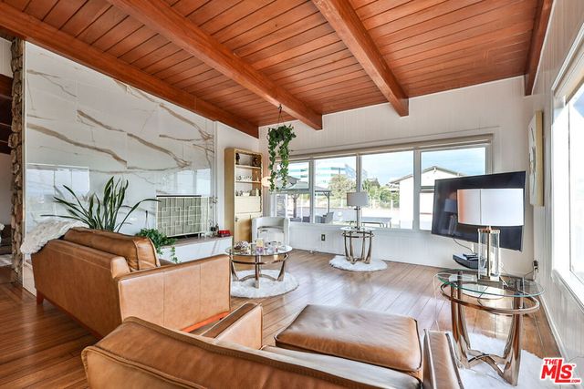 5720 S Chariton Avenue, Los Angeles, CA 90056