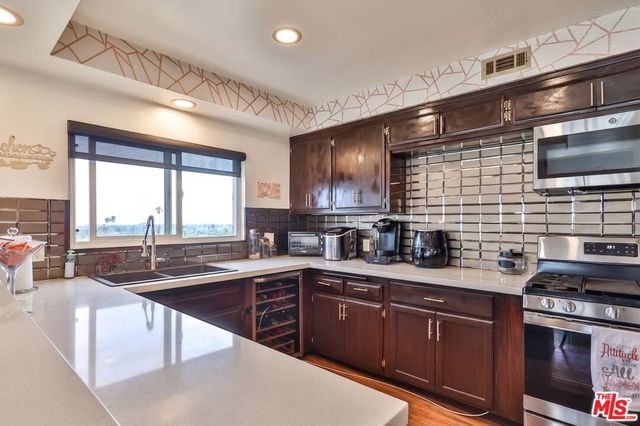 5720 S Chariton Avenue, Los Angeles, CA 90056