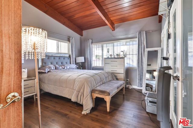 5720 S Chariton Avenue, Los Angeles, CA 90056