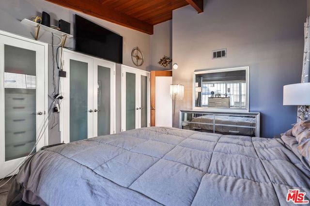 5720 S Chariton Avenue, Los Angeles, CA 90056
