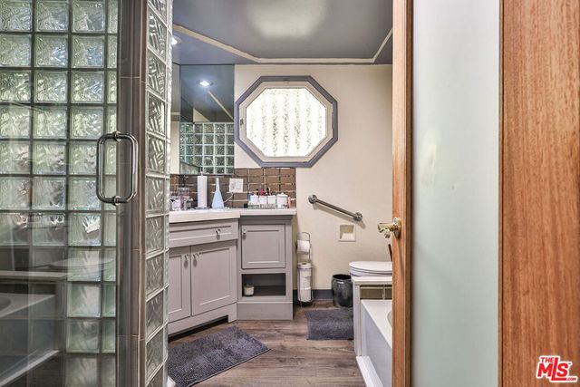 5720 S Chariton Avenue, Los Angeles, CA 90056