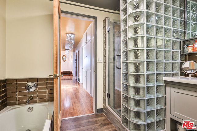 5720 S Chariton Avenue, Los Angeles, CA 90056