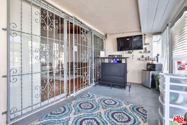 5720 S Chariton Avenue, Los Angeles, CA 90056