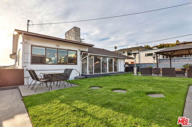 5720 S Chariton Avenue, Los Angeles, CA 90056