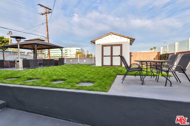 5720 S Chariton Avenue, Los Angeles, CA 90056