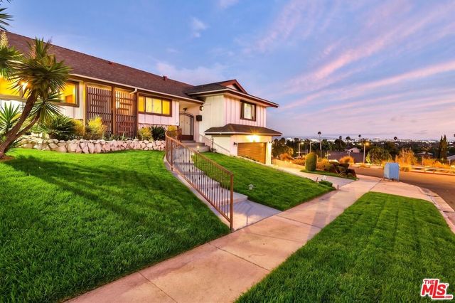 5720 S Chariton Avenue, Los Angeles, CA 90056