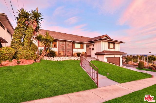 5720 S Chariton Avenue, Los Angeles, CA 90056