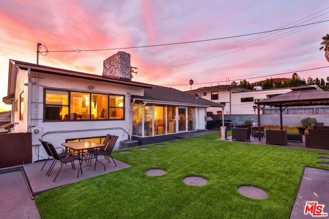 5720 S Chariton Avenue, Los Angeles, CA 90056