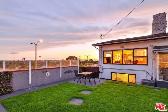 5720 S Chariton Avenue, Los Angeles, CA 90056