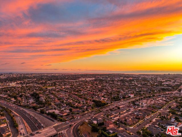 5720 S Chariton Avenue, Los Angeles, CA 90056