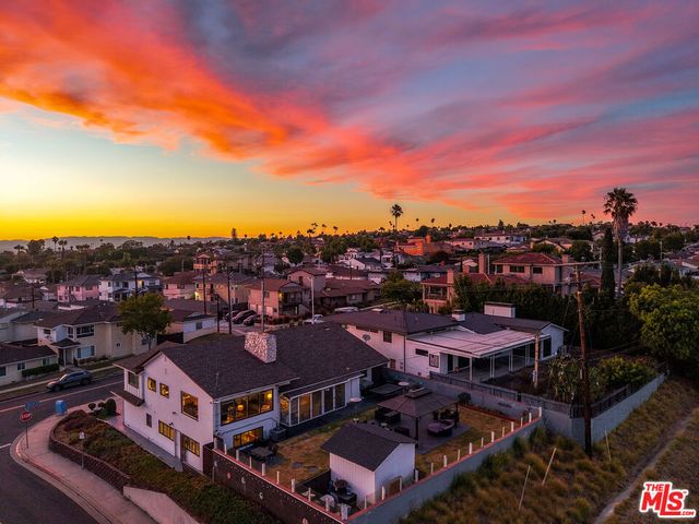 5720 S Chariton Avenue, Los Angeles, CA 90056