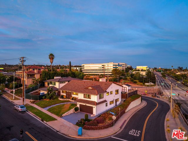 5720 S Chariton Avenue, Los Angeles, CA 90056