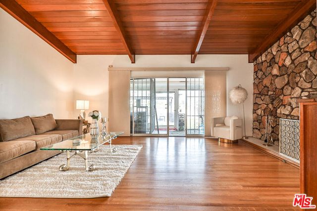 5720 S Chariton Avenue, Los Angeles, CA 90056