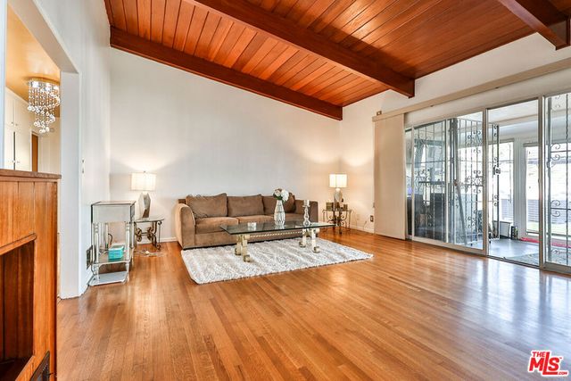 5720 S Chariton Avenue, Los Angeles, CA 90056