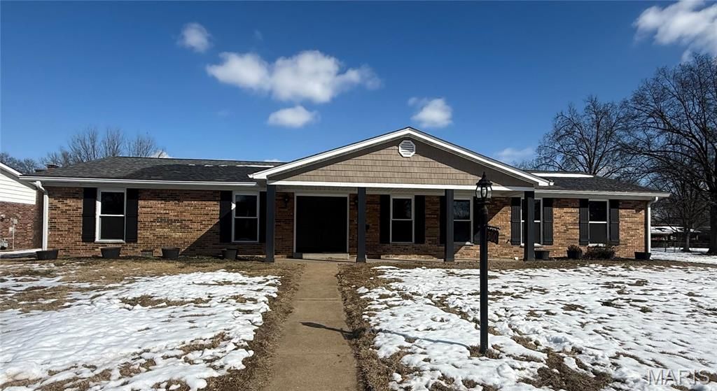 300 Derbyshire Drive, Swansea, IL 62226