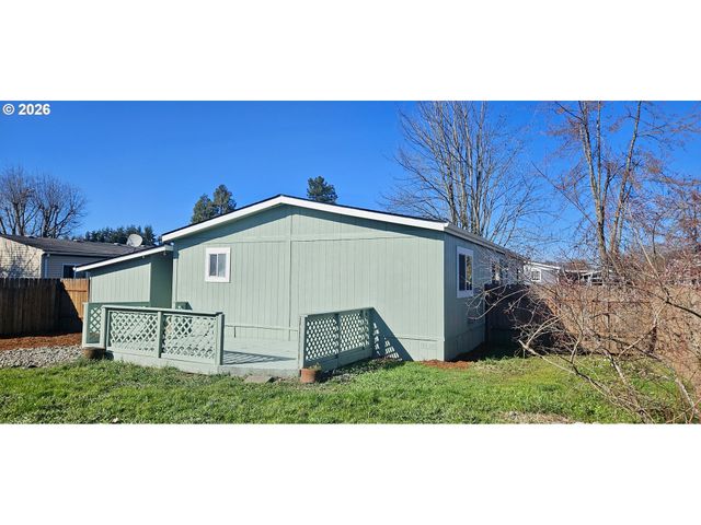 451 LOCHAVEN Ave, Springfield, OR 97477