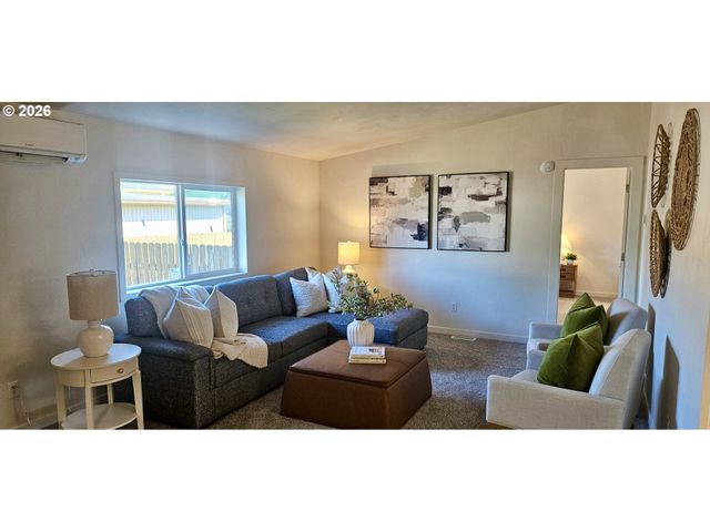 451 LOCHAVEN Ave, Springfield, OR 97477