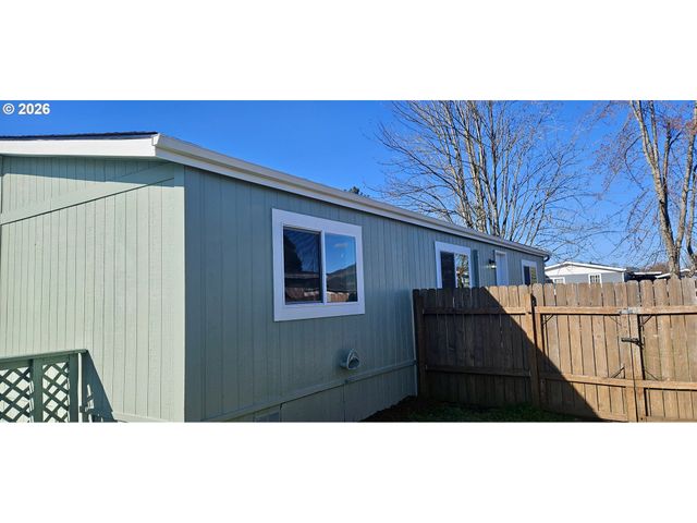 451 LOCHAVEN Ave, Springfield, OR 97477