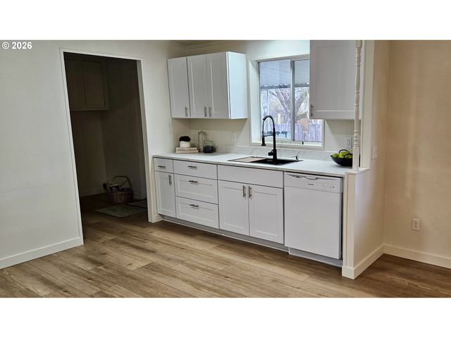 451 LOCHAVEN Ave, Springfield, OR 97477